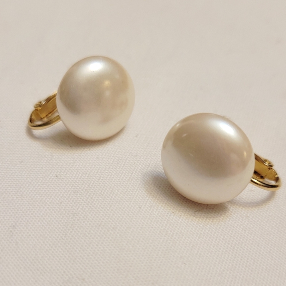 Elegant Gold and White Pearl Earrings